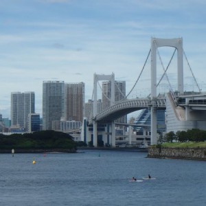 Vistas de la Bahía de Tokyo desde Odaiba con el R